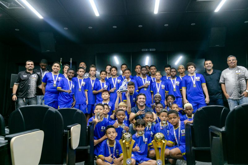 Mesquita é a cidade dos campeões carioca de futsal na série prata nas categorias sub-09 e sub-13 e, por isso, campeões conheceram o prefeito.