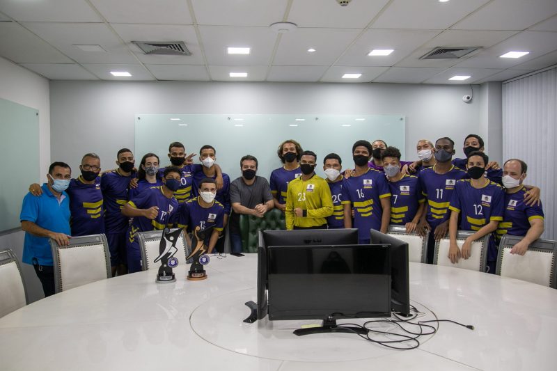 Nesta segunda-feira, dia 13 de dezembro, atletas de alto rendimento do handebol de Mesquita visitaram o prefeito Jorge Miranda.